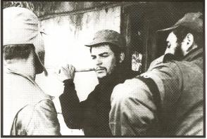 Fidel Castro conversa con el Ernesto Che Guevara