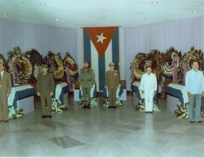 Guardia de honor en memoria de los cubanos muertos durante la invasión de EE.UU. a la pequeña Isla de Granada