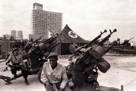 La participación del pueblo en las tareas de la defensa fue uno de los capítulos brillantes de los días de la Crisis. 