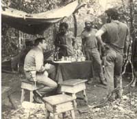 El comandante Raúl Díaz Argüelles (sentado) durante su participación solidaria con la lucha del pueblo de Guinea Bissau. 