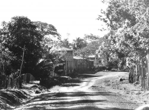 Vista de Birán desde el Camino a Cuba, nombre que le daban los pobladores al Camino Real que conducía del poblado a la ciudad de Santiago de Cuba.