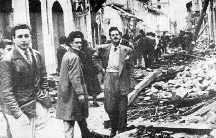 Durante los sucesos del Bogotazo. Fidel es el primero, a la izquierda.