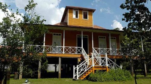 El Conjunto Histórico de Birán está situado en el municipio holguinero de Cueto a 72 kilómetros de la ciudad de Holguín y a unos 30 del poblado de Marcané.